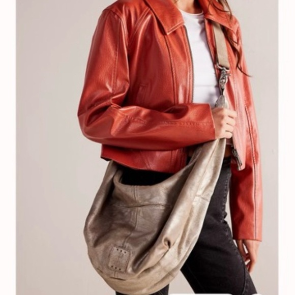 FREE PEOPLE We the Free Sparta Sling Bag. leather. Perf. condition - Picture 2 of 11